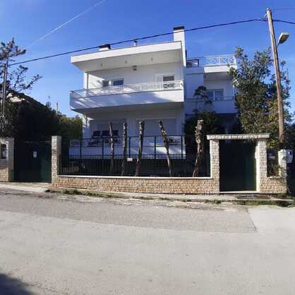 Διώροφη μεζονέτα με υπόγειο και σοφίτα