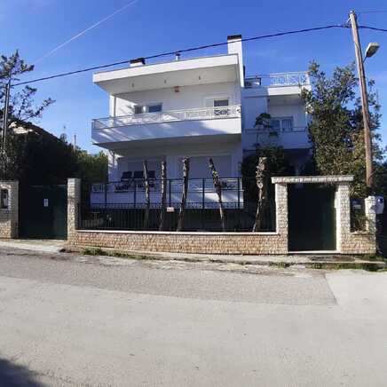 Διώροφη μεζονέτα με υπόγειο και σοφίτα