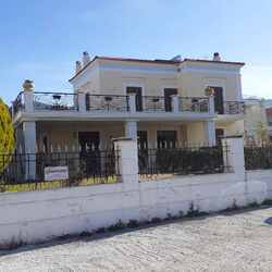 Διώροφη μεζονέτα με σοφίτα και τμήμα υπογείου