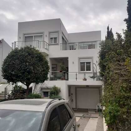 Διώροφη μεζονέτα με υπόγειο και πισίνα