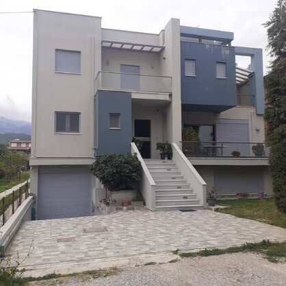 Διώροφη μεζονέτα με υπόγειο γκαράζ